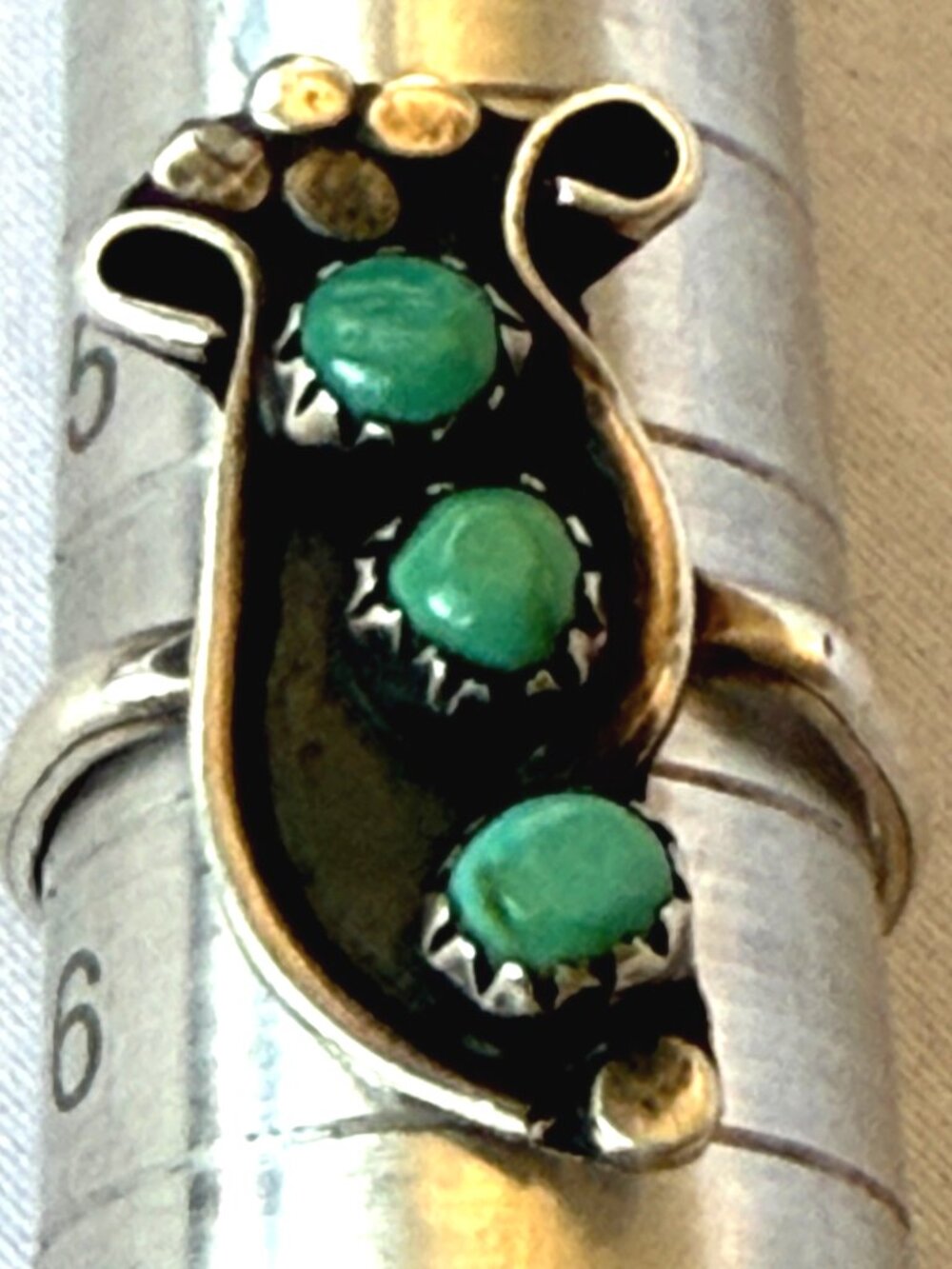 VINTAGE ZUNI RING SIZE 5.5 STERLING SILVER TURQUOISE GEMSTONE ROW HANDMADE
